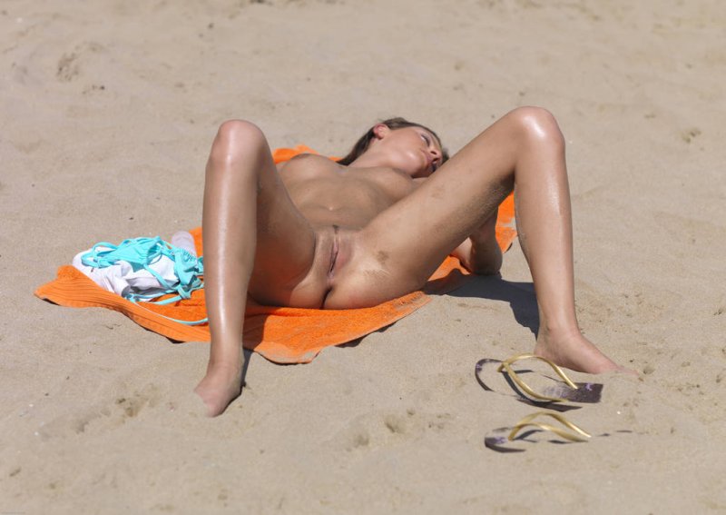 Нудистка На Живописном Пляже Демонстрирует Свои Прелести