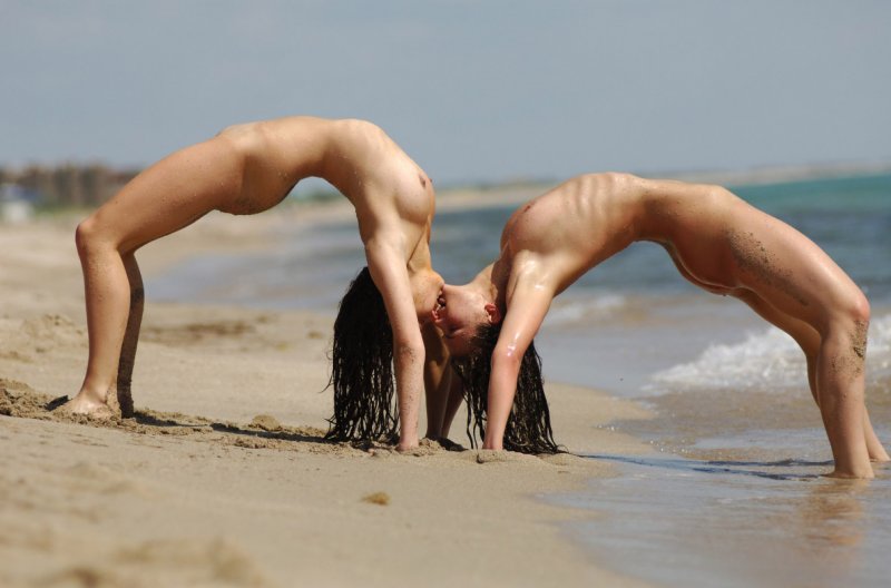 Голые гимнастки на пляже 