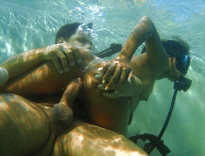 Красивый секс под водой.