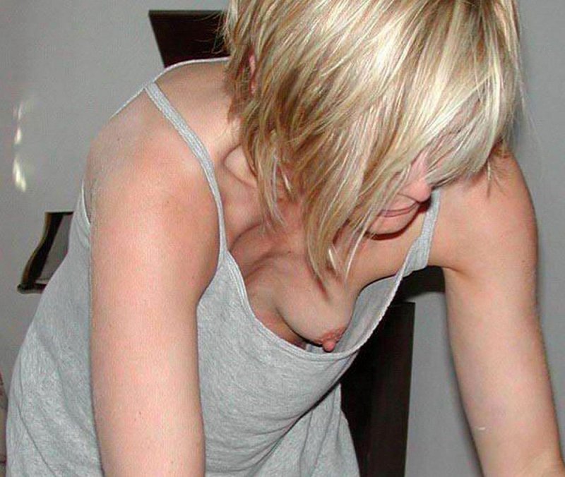 Молодые блондинки оголяют молочные железы перед камерой