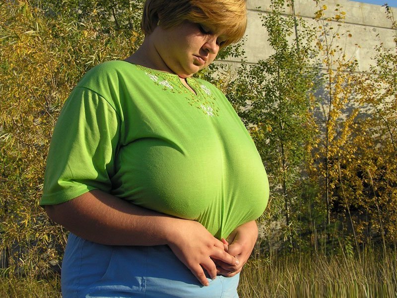 Молодая толстушка показывает грудь на камеру