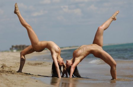 Фото двух голых гибких девушек
