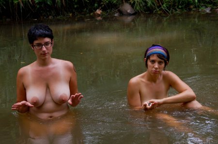 Две сестры купаются голыми на речке