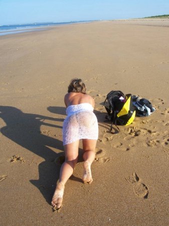 Зрелая жена позирует голой на пляже а после там же ебется с мужем