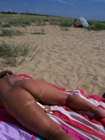 Зрелая жена позирует голой на пляже а после там же ебется с мужем