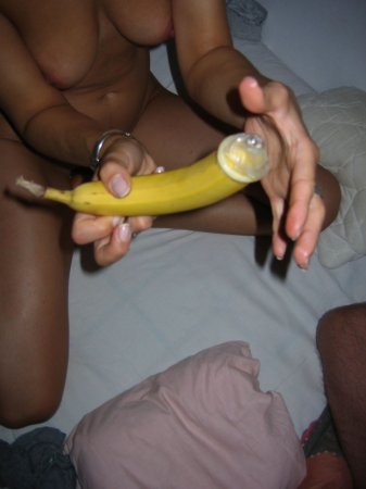 Брюнетка дрочит бананом
