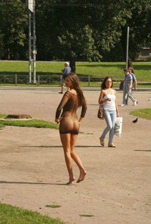 Девушка в прозрачном на улице