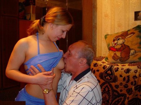 Русский пенсионер трахает молодую соседку