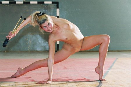 Голая гимнастка на тренировке