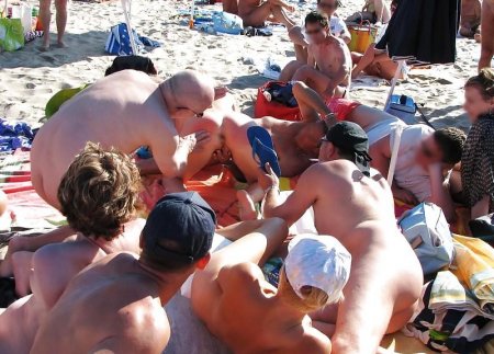 Свингерский секс на пляже