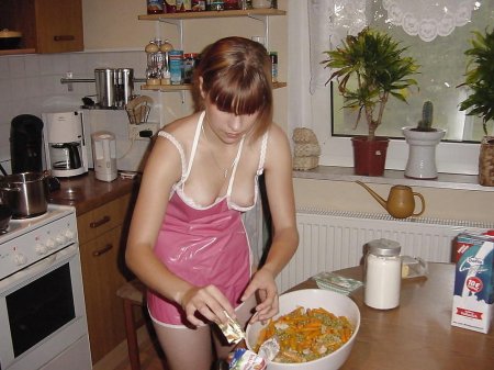 Девушки занимаются домашними делами голыми