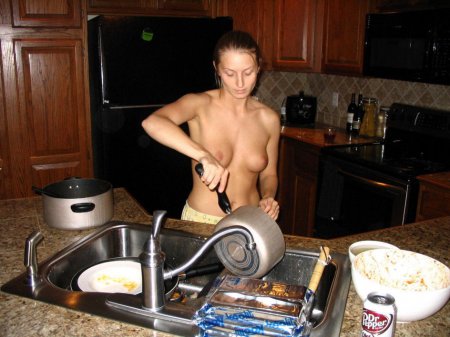 Девушки занимаются домашними делами голыми