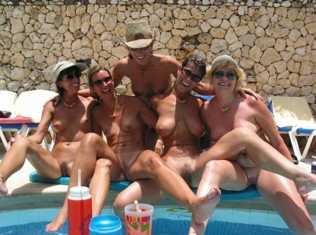 Фото голых девушек и женщин в бассейне