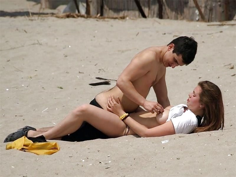 Многие пары просто не могут упустить воpможность потрахаться на пляже. 