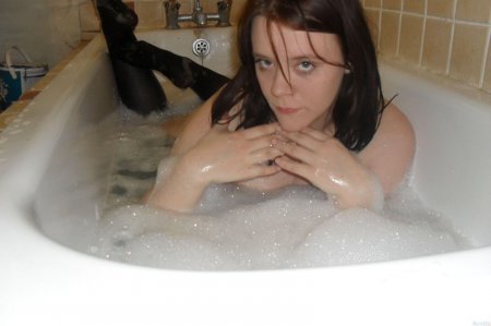 Толстая девушка дрочит в ванной