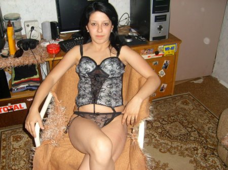 Русская девушка в нижнем белье на кровати