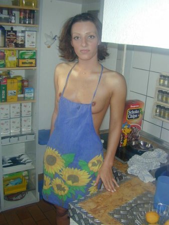 Голая жена на кухне в одном фартуке