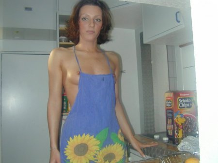 Голая жена на кухне в одном фартуке