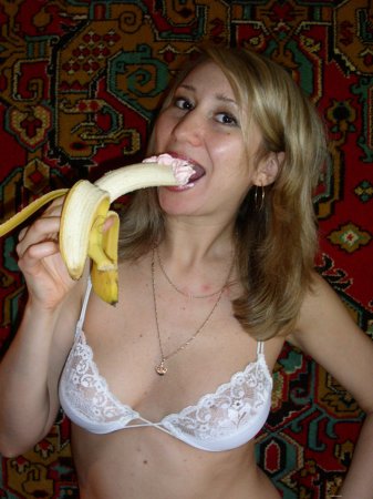 Тренировалась сосать член на банане