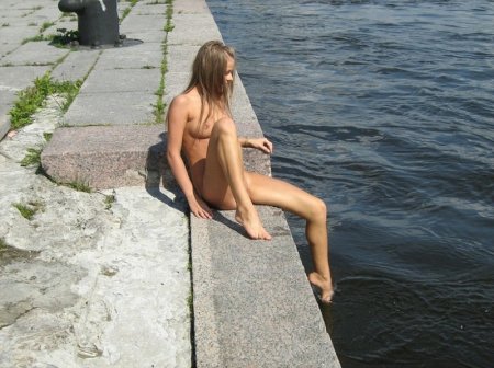 Голая красивая русская девушка на улицах города