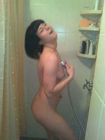 Улыбчивая брюнетка принимает душ, а ее парень снимает ее голой