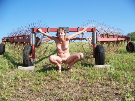 Жена тракториста позирует голой в поле