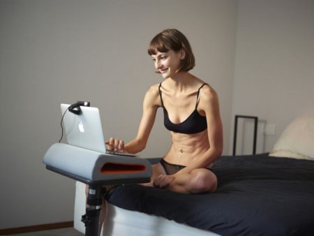  Худая девка показывает свое тело и мастурбирует на вебку