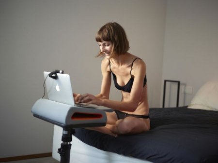  Худая девка показывает свое тело и мастурбирует на вебку
