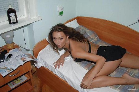 Милая девушка позирует голенькой на кровати