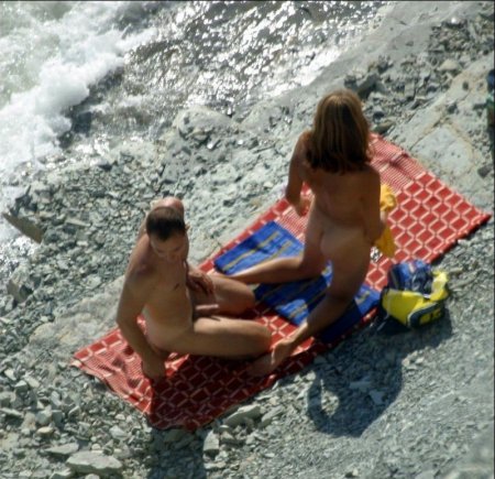 Пара нудистов занимается сексом прямо на диком пляже