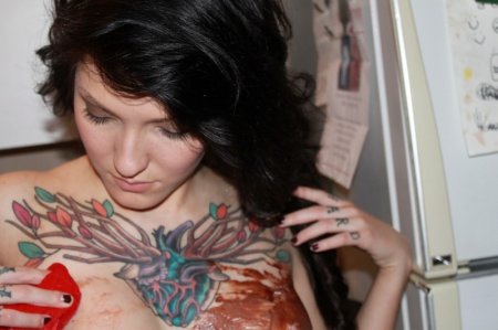 Развратная брюнетка с татуировками по всему телу в роли соблазнительной домохозяйки
