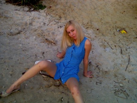 Катя отдыхает на пляже и загорает без лифчика