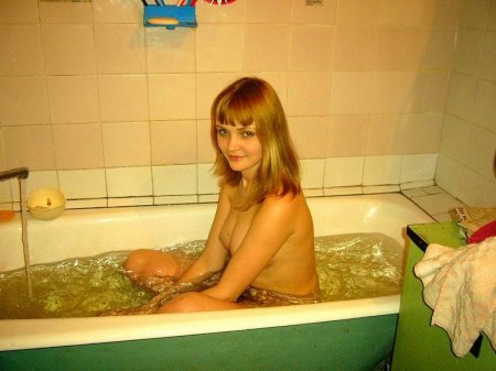 Лиза принимает ванну и демонстрирует свою клевую грудь