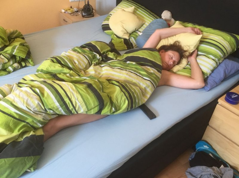 Русские зрелые спящие мамы. Жена мамки спят без одежды.