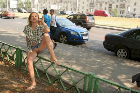 Молоденькая москвичка гуляет голой по городу