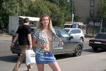 Молоденькая москвичка гуляет голой по городу