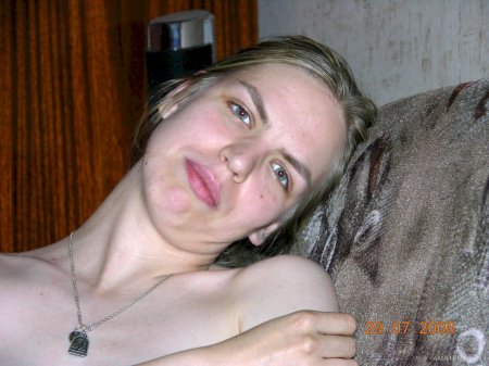Русская девка показывает свою волосатую манду