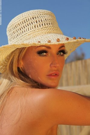 Шикарная блондинка с отличными сиськами под паляшим солнцем