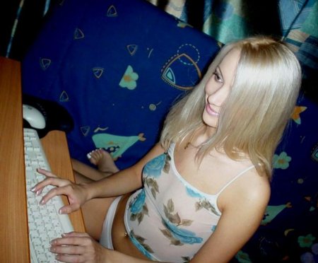 Блондинка показывает свою бритую писю с пирсингом