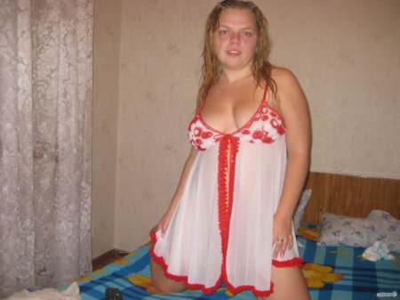 Сисястая страшненькая русская девка и ее домашняя фотосессия