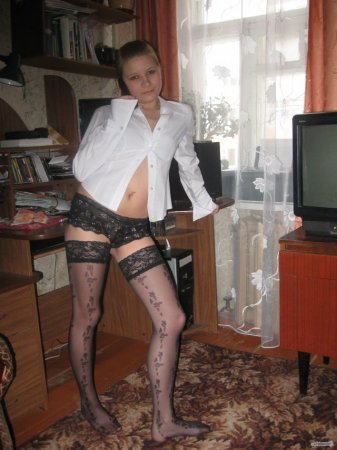 Русская молодая девка в нижнем белье эротично раздевается