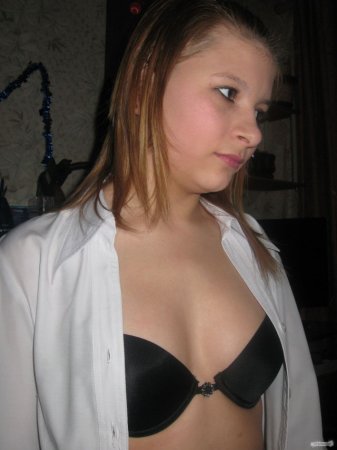 Русская молодая девка в нижнем белье эротично раздевается