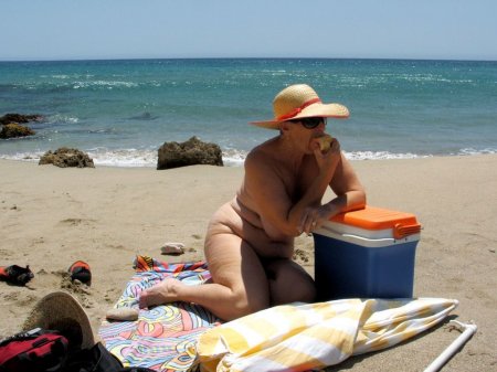 Старая нудистка загорает голой на пляже
