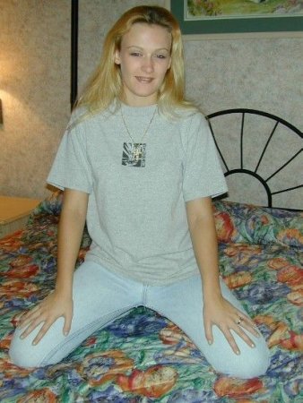 Молодая блондинка эротичноа снимает одежду на кровати